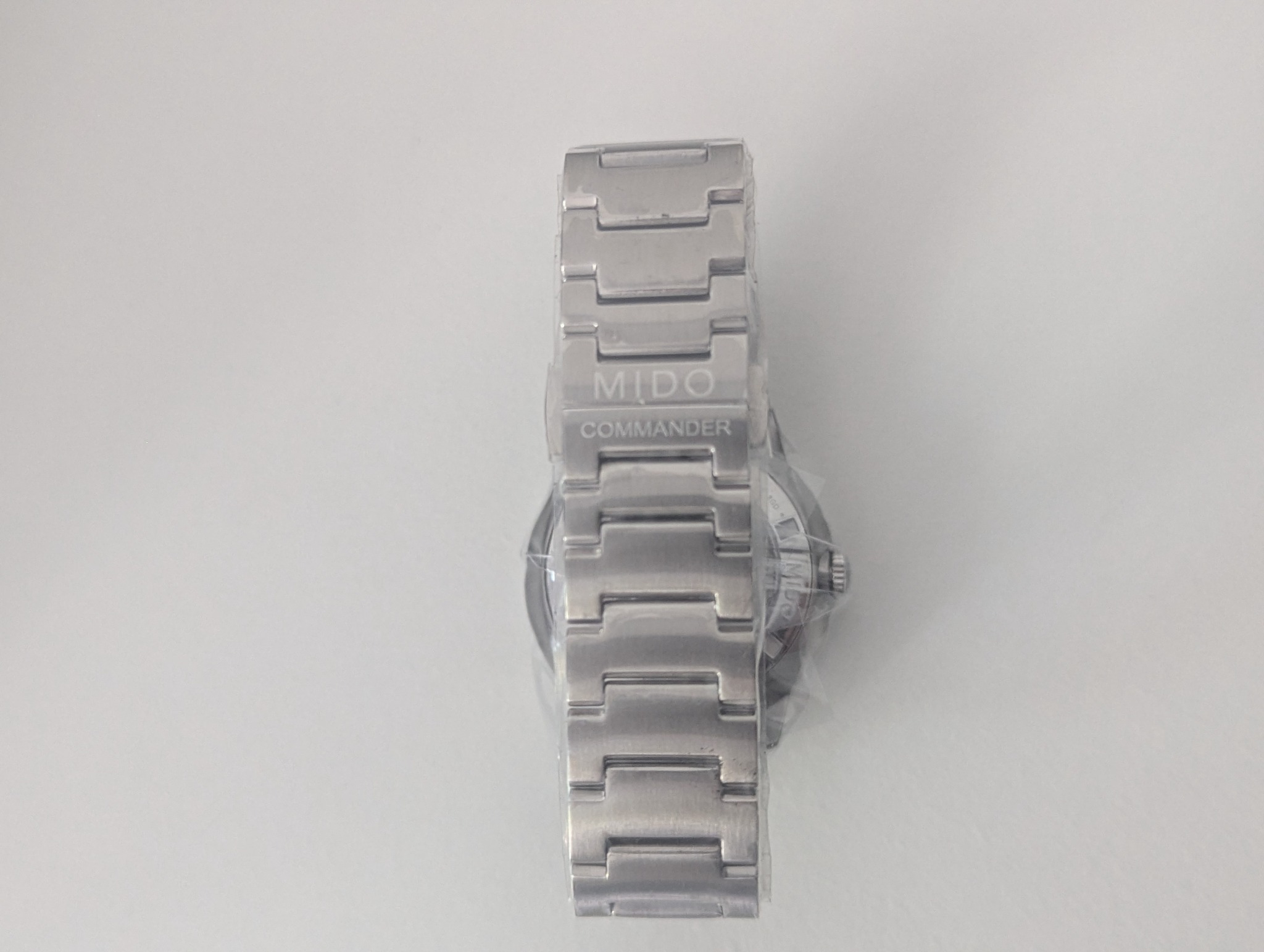 Detalle del brazalete y cierre del Mido Commander
